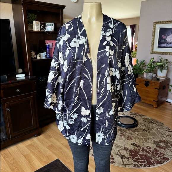 Paraphrase silky blue & white short sleeve cardigan-size L - Picture 4 of 9